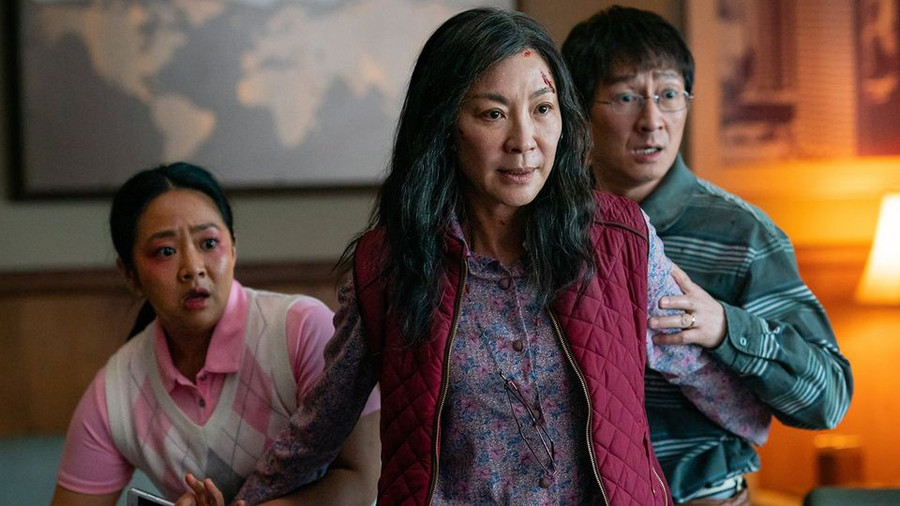 Quan Kế Huy đóng vai chồng của nhân vật nữ chính do Dương Tử Quỳnh đảm nhiệm trong Everything Everywhere All at Once. Ảnh: A24 Quan Kế Huy đóng vai chồng của nhân vật nữ chính do Dương Tử Quỳnh đảm nhiệm trong Everything Everywhere All at Once. Ảnh: A24