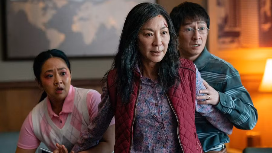  Quan Kế Huy đóng vai chồng của nhân vật nữ chính do Dương Tử Quỳnh đảm nhiệm trong Everything Everywhere All at Once. Ảnh: A24