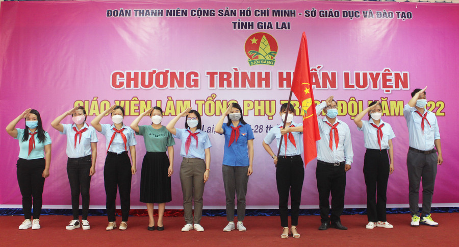 Các học viên tham gia thực hành Nghi thức Đội. Ảnh: Phan Lài