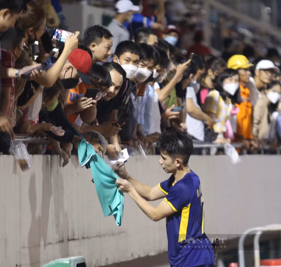 Hồng Duy ký tặng cho người hâm mộ. Hồng Duy ký tặng cho người hâm mộ.