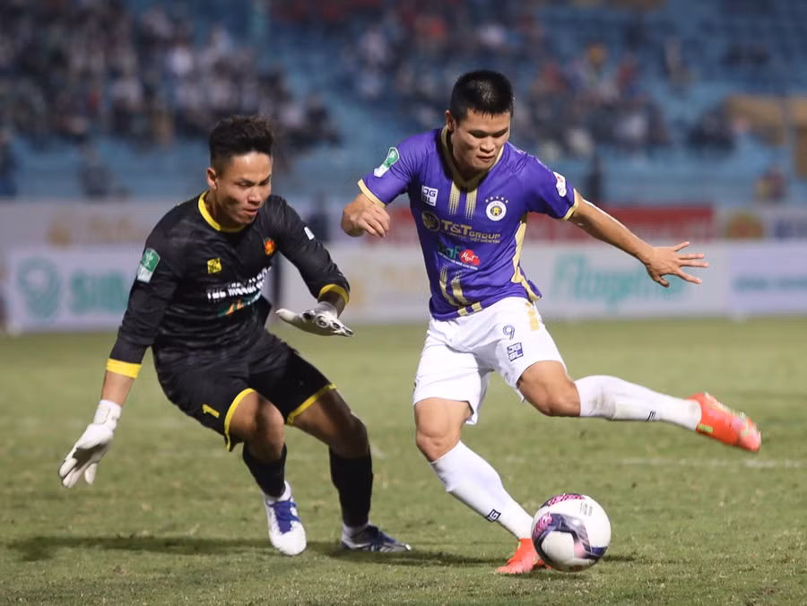 Tuấn Hải (phải) cùng Hà Nội FC làm khách trên sân Hòa Xuân của Đà Nẵng. Ảnh: Đậu Tiến Đạt