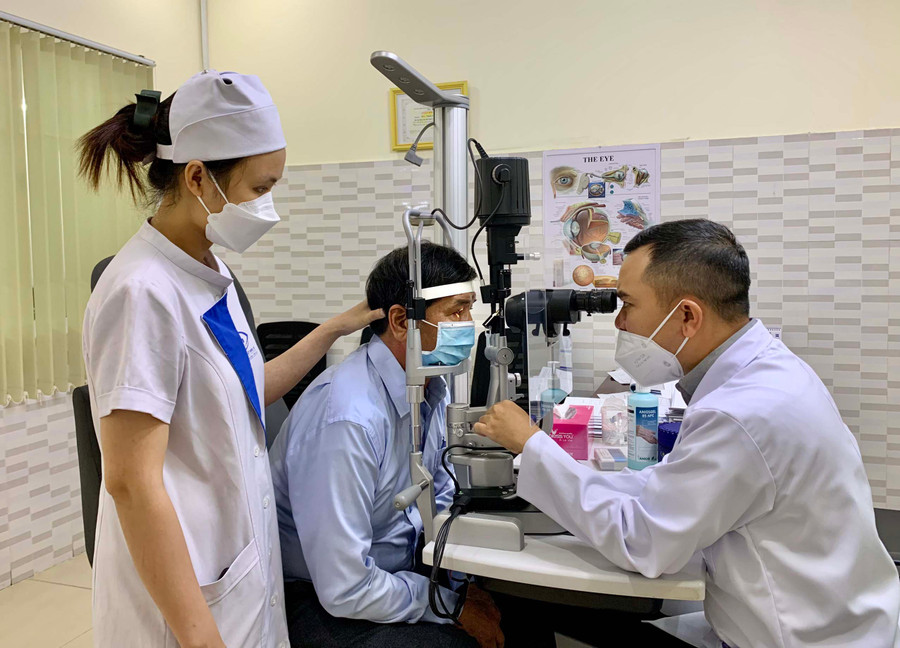 Bác sĩ Tôn Thất Cẩm Thông-Giám đốc Bệnh viện Mắt Quốc tế Sài Gòn-Gia Lai thăm khám cho bệnh nhân sau phẫu thuật PHACO. Ảnh: Như Ý