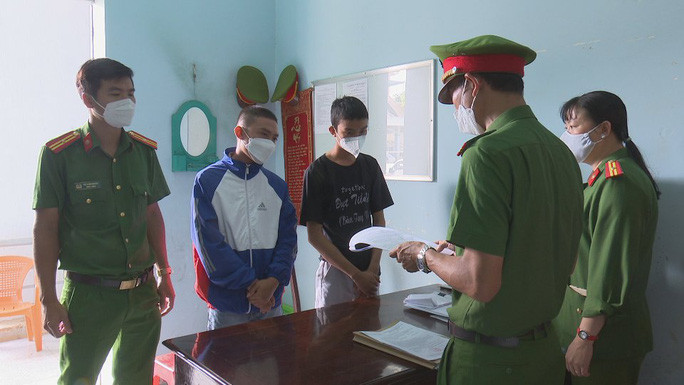 Cơ quan Cảnh sát điều tra đọc lệnh bắt tạm giam 2 thanh niên. Cơ quan Cảnh sát điều tra đọc lệnh bắt tạm giam 2 thanh niên