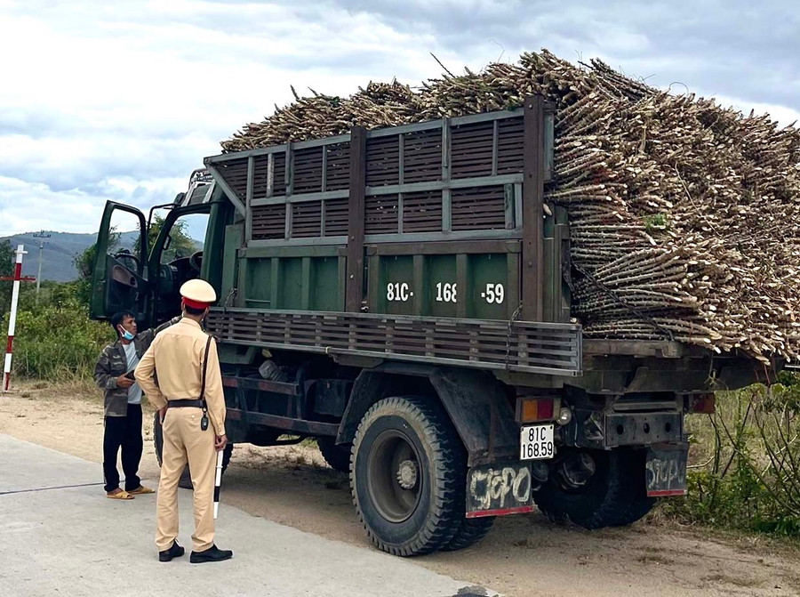 Lực lượng Cảnh sát giao thông Công an huyện Phú Thiện kiểm tra xe có dấu hiệu vi phạm. Ảnh: Minh Nguyễn