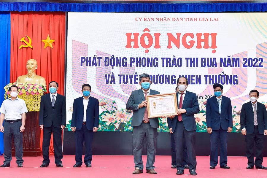 Thừa ủy quyền của Chủ tịch nước, Chủ tịch UBND tỉnh Võ Ngọc Thành trao Huân chương Độc lập hạng ba cho Ủy ban MTTQ Việt Nam tỉnh. Ảnh: Đức Thụy