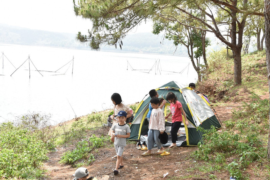  Nhiều gia đình chọn Biển Hồ để cắm trại cho con trẻ vui chơi, hòa mình cùng thiên nhiên trong kỳ nghỉ lễ. Ảnh: Đức Thụy