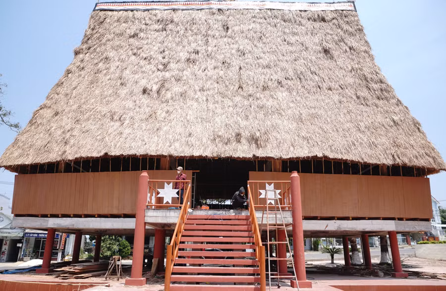 Gấp rút hoàn thành xây dựng Nhà rông văn hóa huyện. Ảnh: VT