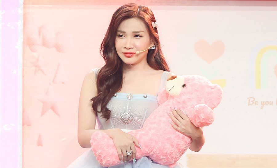 Khả Như tỏ thái độ khi bị đàn em chê bai nhan sắc. Ảnh: FANPAGE CHỌN AI ĐÂY