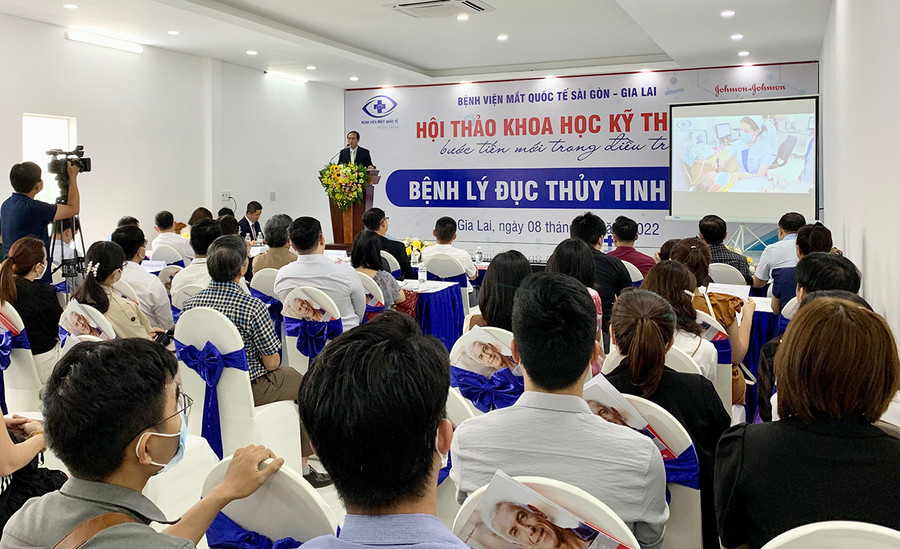 Quang cảnh hội thảo. Ảnh: Như Nguyện PGS. TS Phan Văn Năm-Phó Chủ tịch Hội Nhãn khoa Việt Nam phát biểu khai mạc hội thảo. Ảnh: Như Nguyện