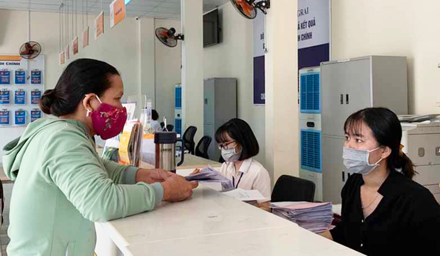 Bưu điện huyện Ia Grai bố trí nhân viên hỗ trợ, tư vấn người dân đến liên hệ nộp hồ sơ. Ảnh: Phương Linh Bưu điện huyện Ia Grai bố trí nhân viên hỗ trợ, tư vấn người dân đến liên hệ nộp hồ sơ. Ảnh: Phương Linh