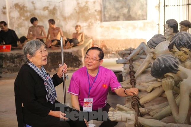 Bà Ni hát bài hát ca ngợi Đảng, ca ngợi đổi thay của huyện Côn Đảo.