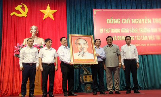 Trưởng Ban Tuyên giáo Trung ương cùng đại diện đoàn công tác trao tặng di ảnh Bác Hồ cho lãnh đạo Ban Thường vụ Tỉnh ủy Bình Định