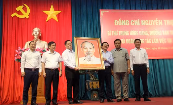 Trưởng Ban Tuyên giáo Trung ương cùng đại diện đoàn công tác trao tặng di ảnh Bác Hồ cho lãnh đạo Ban Thường vụ Tỉnh ủy Bình Định