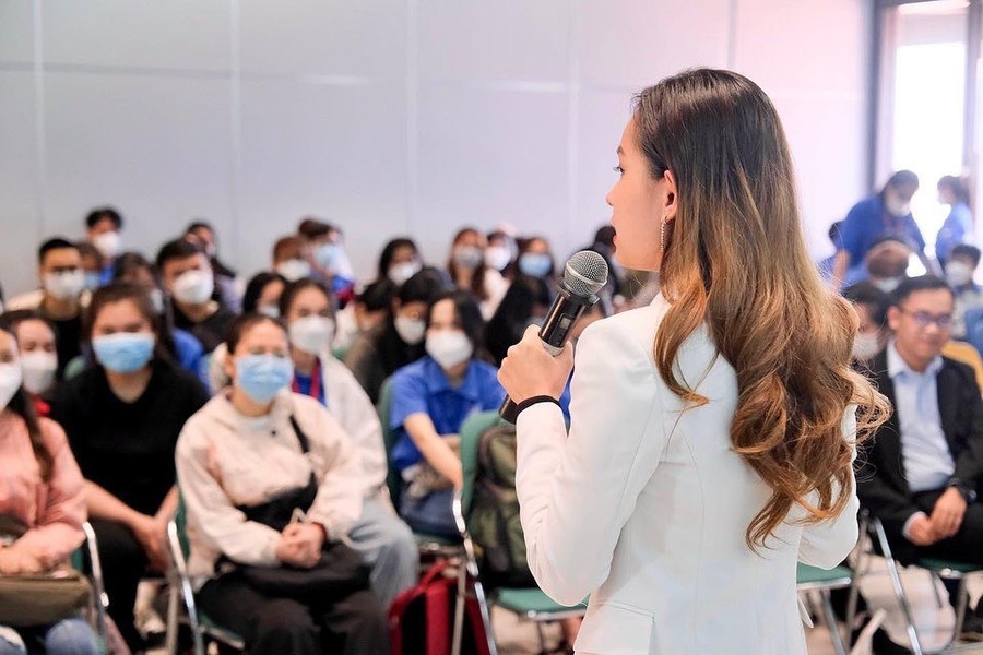 Cẩm Vân làm diễn giả tại một chương trình cho sinh viên. Ảnh: M.H Cẩm Vân làm diễn giả tại một chương trình cho sinh viên. Ảnh: M.H