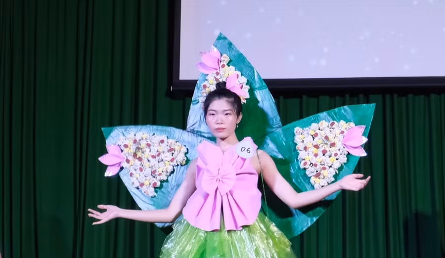 Hội thi bao gồm 17 đội thi với 17 trang phục được thiết kế từ các vật liệu đã qua sử dụng như giấy, túi nhựa, lá cây, vải, bao bố… với mục đích tuyên truyền, kêu gọi người dân tái chế, tái sử dụng các loại rác thải gây ô nhiễm môi trường.