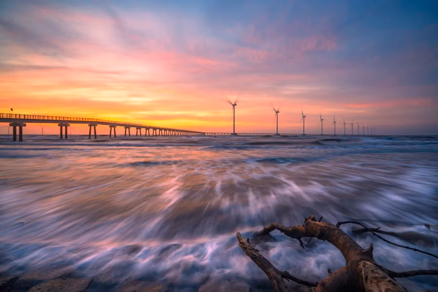 Cánh đồng điện gió giữa biển mênh mông. Ảnh: Đăng Thư 