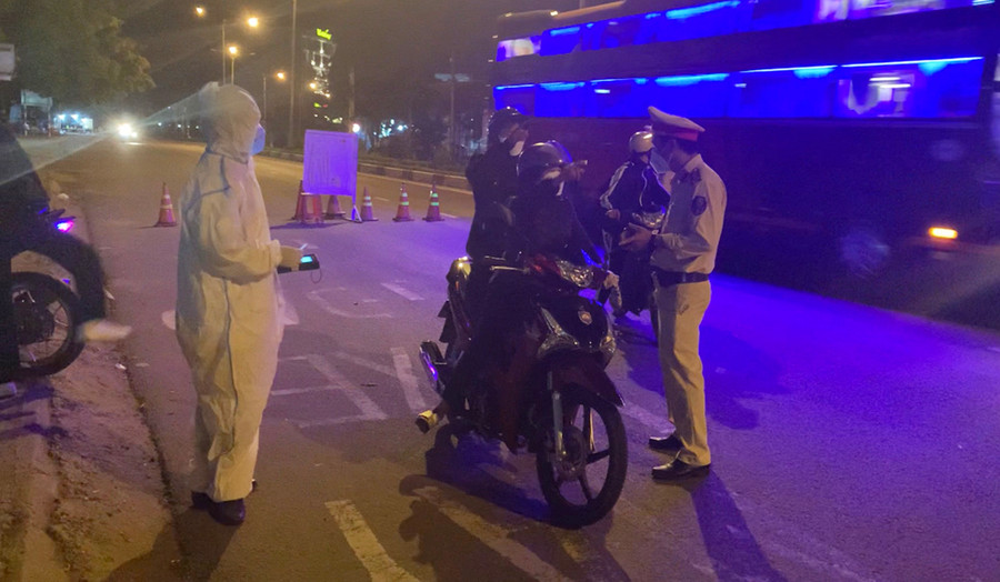 Công an TP. Pleiku ra quân xử lý các trường hợp vi phạm Luật Giao thông đường bộ. Ảnh: R'Ô HOK a