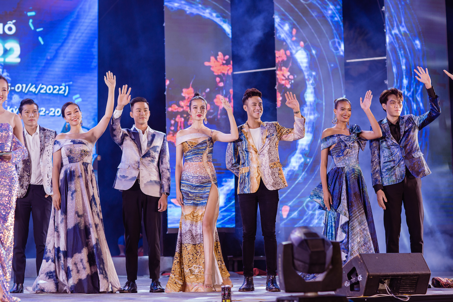 Kết thúc sự kiện, dàn người mẫu gây ấn tượng khi diện loạt trang phục dạ hội. Thông qua chương trình, ban tổ chức hy vọng mang đến những thiết kế độc đáo cũng như truyền tải thông điệp yêu thời trang, tôn vinh áo dài đến công chúng. Ảnh: Tuấn Khải