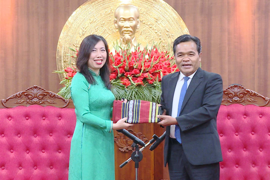 Bí thư Tỉnh ủy Hồ Văn Niên tặng quà của tỉnh cho Trưởng Đoàn Lãnh sự tại TP. Hồ Chí Minh. Ảnh: Anh Huy