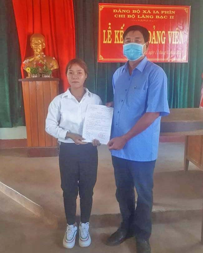  Trao quyết định kết nạp đảng viên tại Chi bộ làng Bak 2 (xã Ia Phìn). Ảnh: Anh Huy