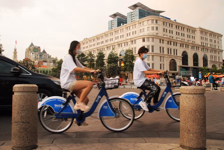  Bạn trẻ đạp xe công cộng ở trung tâm thành phố. Ảnh: Dạ Thảo