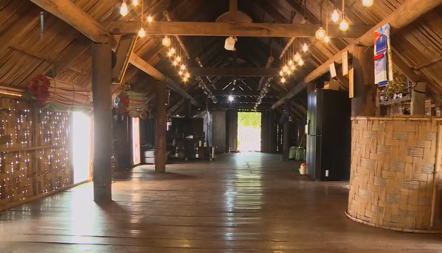 Căn nhà sàn rộng rãi, vẫn giữ kiểu dáng theo truyền thống quê hương của gia đình người đẹp sinh năm 1992. Ảnh: Chụp màn hình