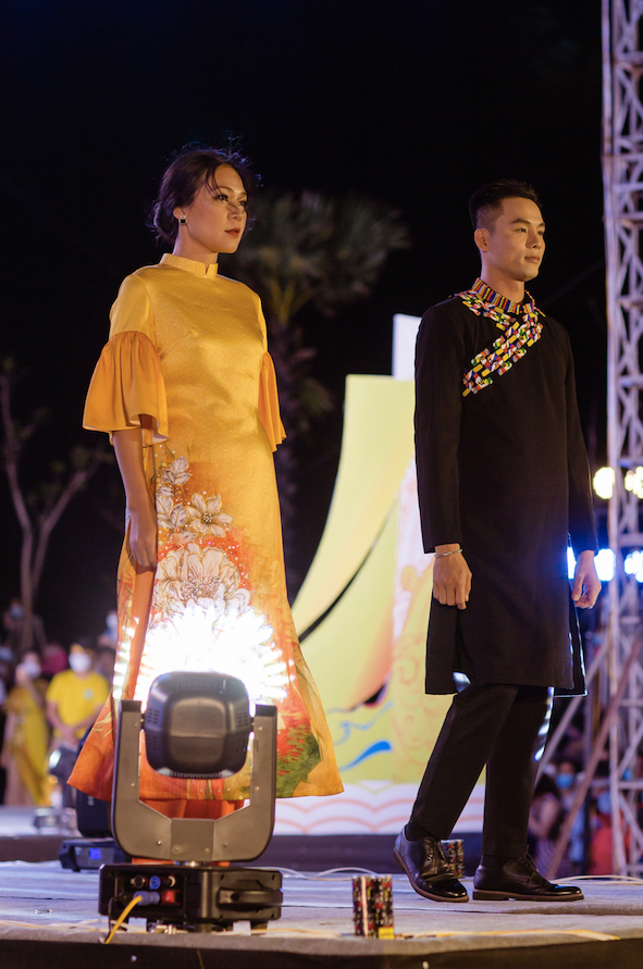 Top 10 Quý ông hoàn mỹ Vũ Linh xuất hiện với vai trò người mẫu. Anh diện áo dài cách tân với điểm nhấn thú vị, bắt mắt ở phần thân trên và cổ áo. Sau khi rời show thực tế, học trò Xuân Lan trở lại làm tiếp viên hàng không và theo đuổi công việc người mẫu. Ảnh: Tuấn Khải