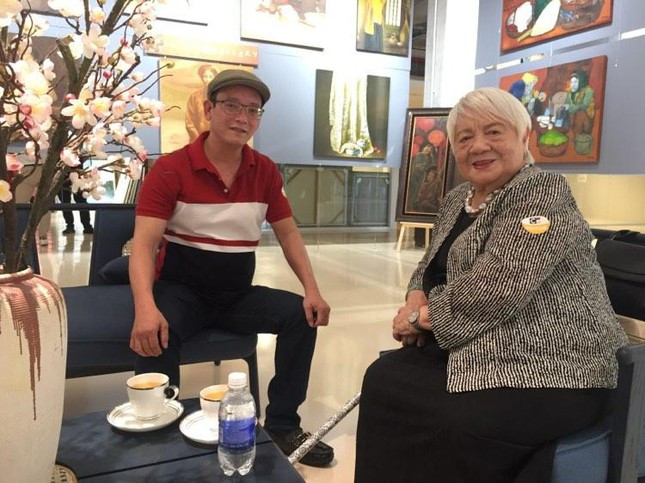 Bà Xuân Phượng và tác giả tại Lotus Gallery  Bà Xuân Phượng và tác giả tại Lotus Gallery