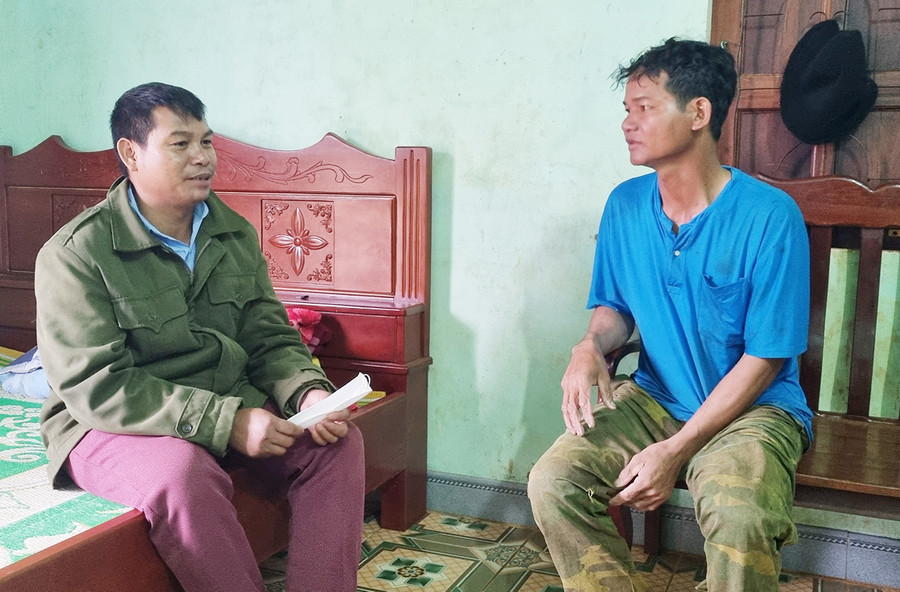  Anh Hrui (bìa phải) chia sẻ kinh nghiệm sản xuất với bà con trong làng. Ảnh: Hà Phương