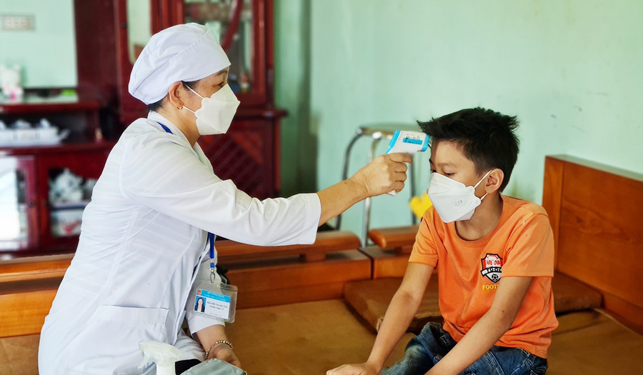 Bác sĩ Trạm y tế xã Diên Phú (TP. Pleiku) kiểm tra sức khỏe trẻ sau khi khỏi bệnh Covid-19. Ảnh: Bá Bính