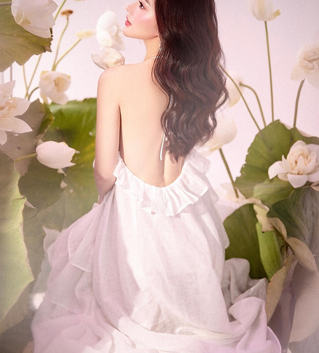 Cùng với đó Ngọc Nữ còn có gương mặt xinh đẹp như nàng thơ.