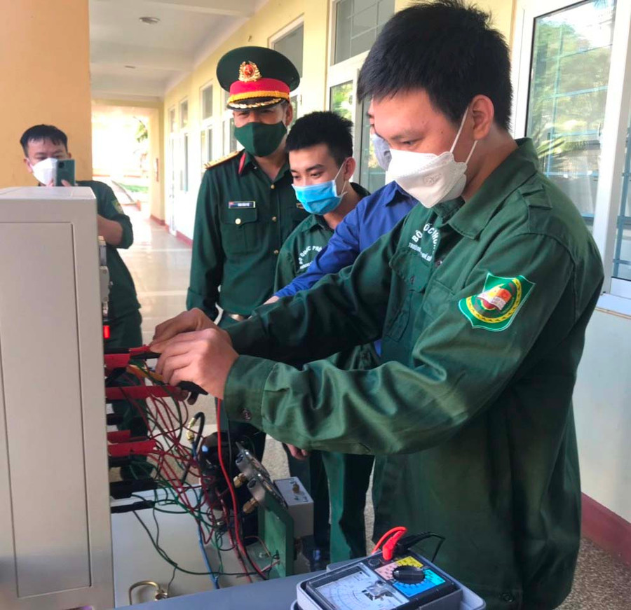 Một tiết thực hành của sinh viên Trường Cao đẳng nghề số 21. Ảnh: Đinh Yến