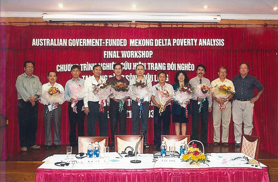Tim (ngoài cùng bên phải) trong chương trình tổng kết một dự án xóa đói giảm nghèo cho đồng bằng sông Cửu Long được tổ chức năm 2003.