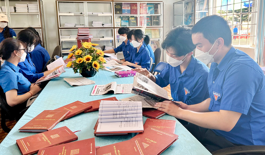 Các em học sinh Trường THPT Nguyễn Huệ đọc sách tại thư viện trường. Ảnh: Phan Lài Các em học sinh Trường THPT Nguyễn Huệ đọc sách tại thư viện trường. Ảnh: Phan Lài