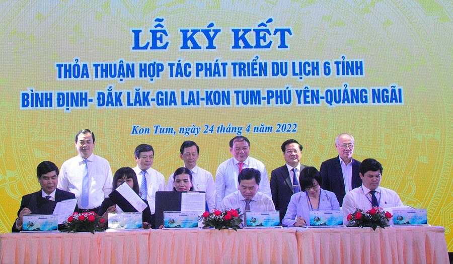 6 tỉnh miền Trung và Tây Nguyên ký kết hợp tác du lịch. Ảnh: Hoành Sơn