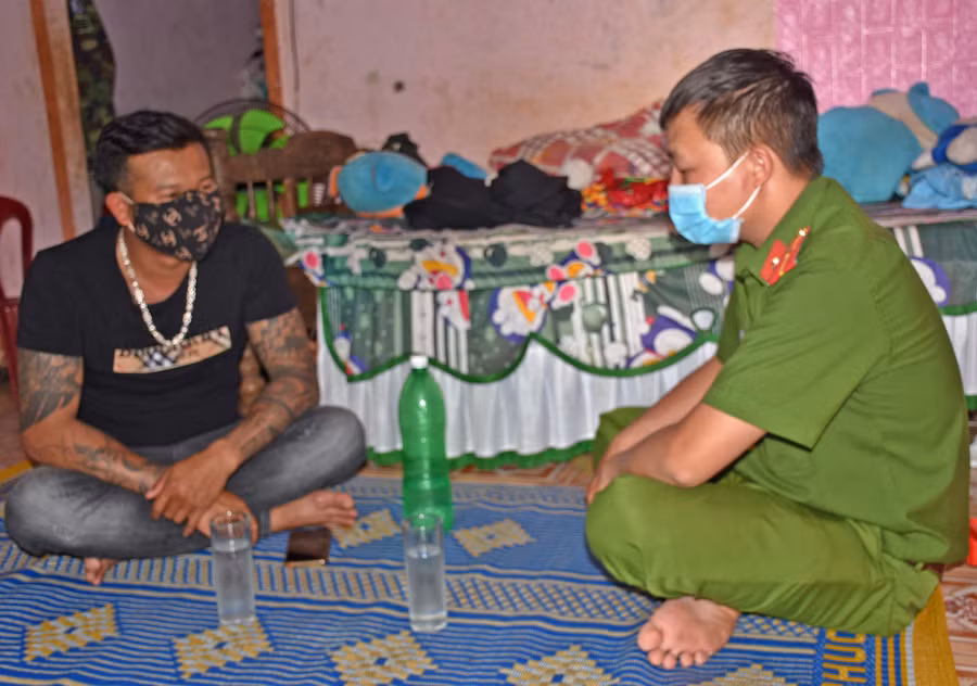 Công an xã Ia Băng thăm hỏi, động viên và giúp đỡ những người lầm lỡ vượt qua mặc cảm, tái hòa nhập với cộng đồng. Ảnh: Hà Phương