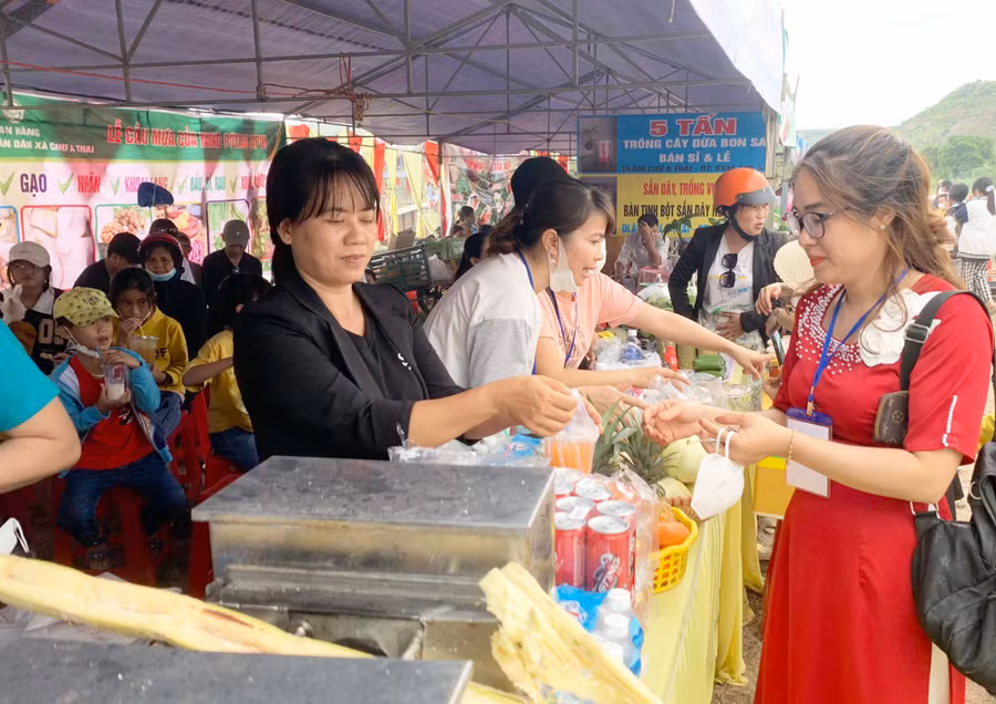 Du khách tham quan, mua sắm tại các gian hàng ẩm thực của huyện. Ảnh: Vũ Chi