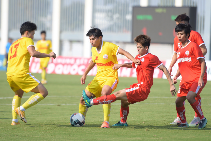 Tiền vệ Khuất Văn Khang tranh bóng cùng Đinh Xuân Tiến (10). Ảnh: Minh Hiếu Tiền vệ Khuất Văn Khang tranh bóng cùng Đinh Xuân Tiến (10). Ảnh: Minh Hiếu