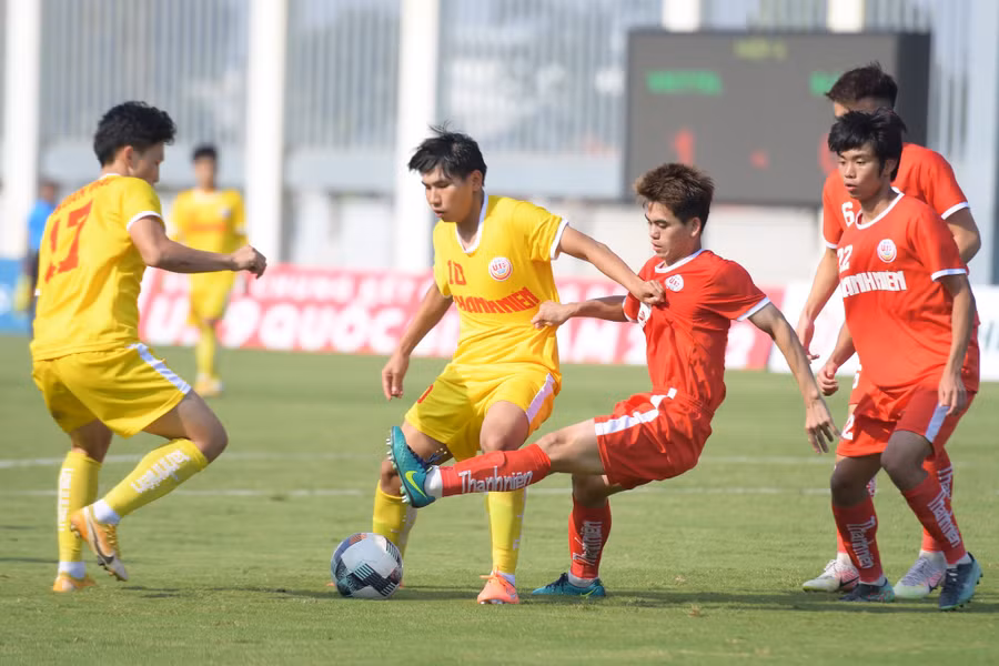 Tiền vệ Khuất Văn Khang tranh bóng cùng Đinh Xuân Tiến (10). Ảnh: Minh Hiếu