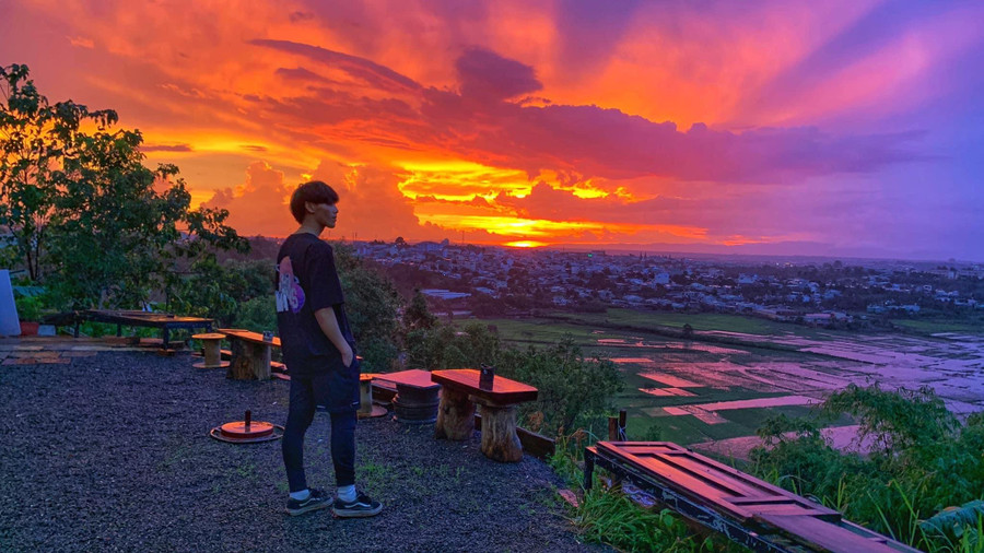 Một góc ngắm hoàng hôn tại không gian cà phê Chill Fartory. Ảnh Hoàng Ngọc