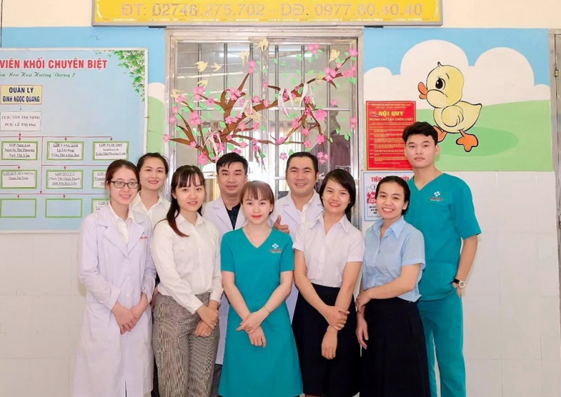 Nhiều y, bác sĩ thường xuyên được mời về thăm khám cho các bé.  Nhiều y, bác sĩ thường xuyên được mời về thăm khám cho các bé.