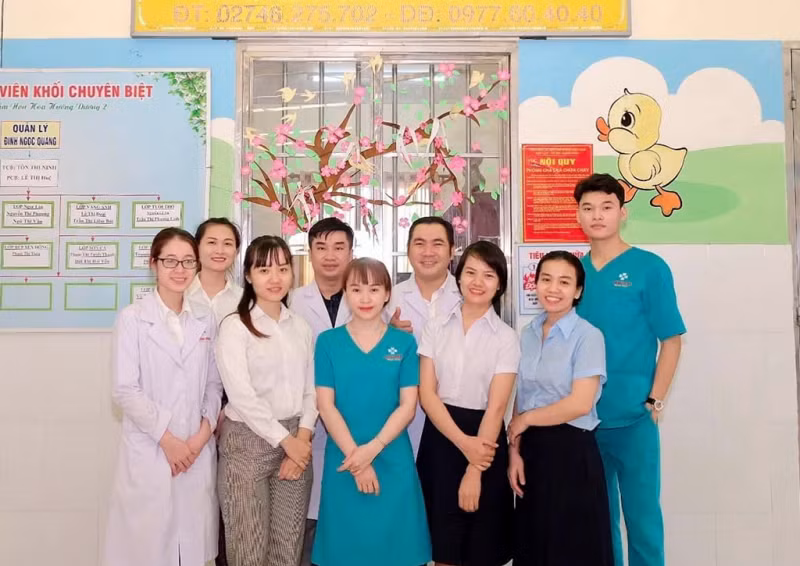  Nhiều y, bác sĩ thường xuyên được mời về thăm khám cho các bé.