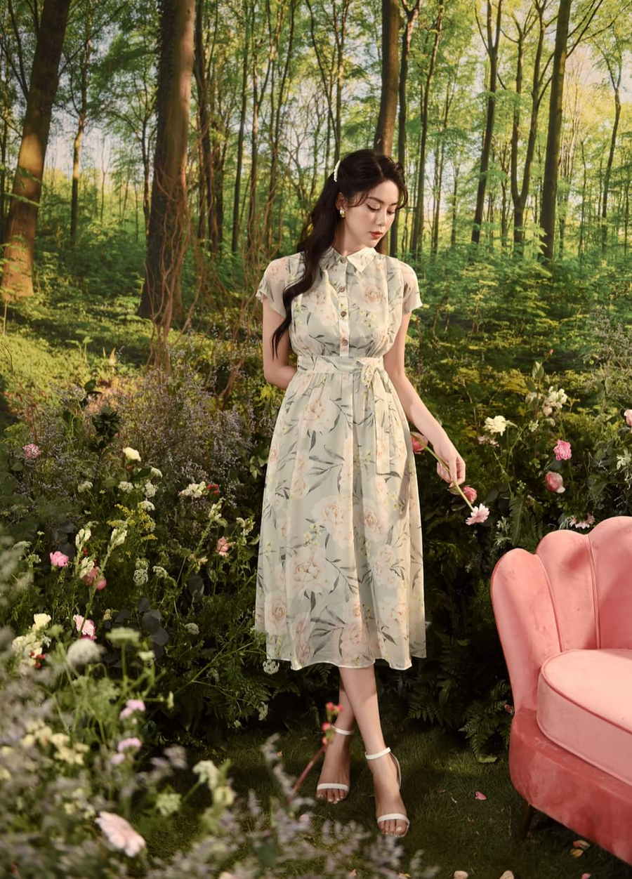 Chẳng cần quá nhiều những chi tiết cầu kỳ, phức tạp mẫu váy voan sơ mi vừa xoa dịu nắng nóng còn mang đến nét nữ tính, điệu đà cho các cô nàng chốn văn phòng.