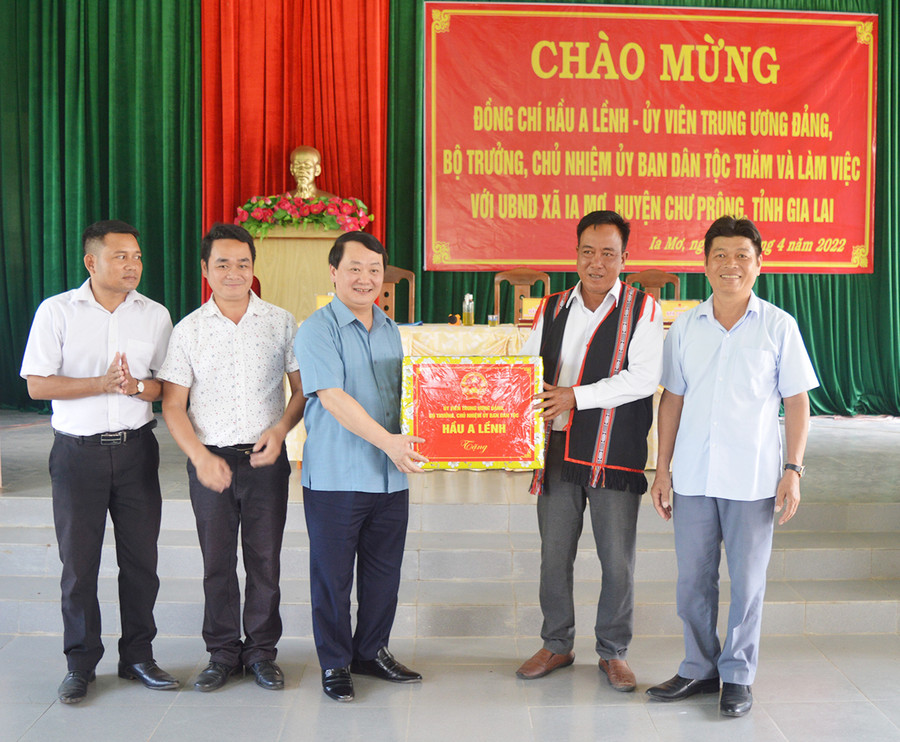 Bộ trưởng, Chủ nhiệm Ủy ban Dân tộc tặng quà cho xã. Ảnh: Anh Huy