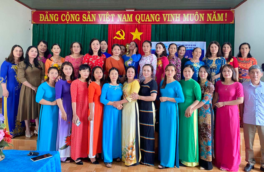 Lễ ra mắt mô hình Thôn phụ nữ kiểu mẫu thôn Thái Hà, xã Ia Yok. Ảnh: Đinh Yến