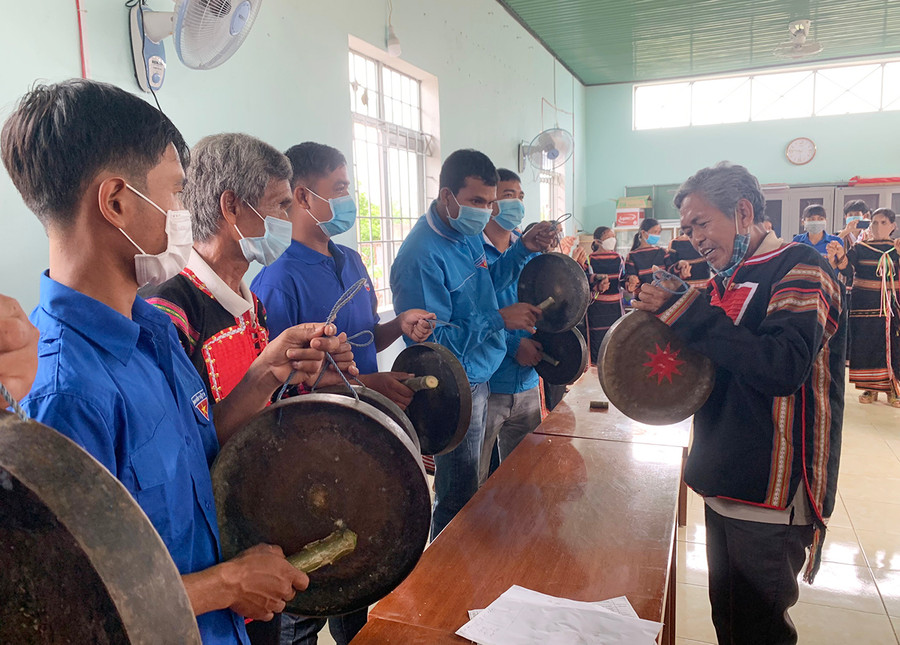 Nghệ nhân Ksor Tuân truyền dạy cồng chiêng cho các thành viên Câu lạc bộ Giữ gìn và tiếp nối những giá trị văn hóa Jrai tại xã Ia Rbol. Ảnh: Vũ Chi  Nghệ nhân Ksor Tuân truyền dạy cồng chiêng cho các thành viên Câu lạc bộ Giữ gìn và tiếp nối những giá trị văn hóa Jrai tại xã Ia Rbol. Rbol. Ảnh: Vũ Chi