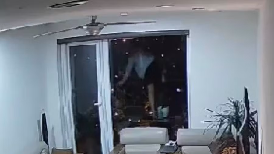  Camera ghi lại thời điểm nam sinh trèo qua ban công rồi rơi xuống tử vong. Ảnh chụp màn hình