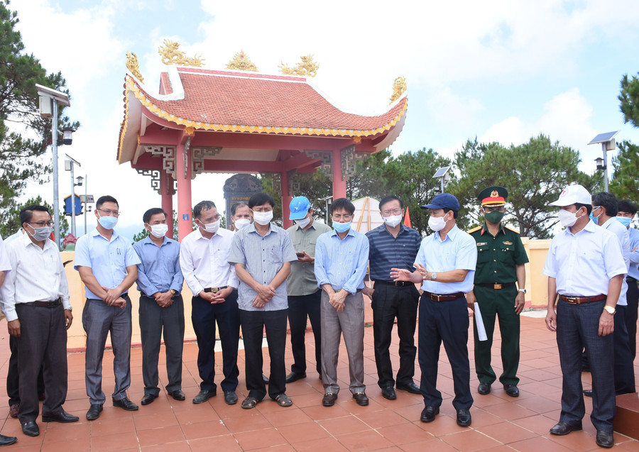 Đồng chí Bí thư Tỉnh ủy Dương Văn Trang cùng đoàn công tác trao đổi tại điểm cao 1049. Ảnh: PN