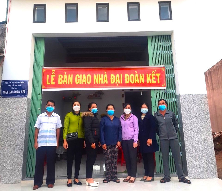 Gia đình bà Huỳnh Thị Thọ (thứ 4 bên trái,tổ 15, phường An Phú) được hỗ trợ kinh phí, xây dựng ngôi nhà khang trang. Ảnh: Ngọc Minh