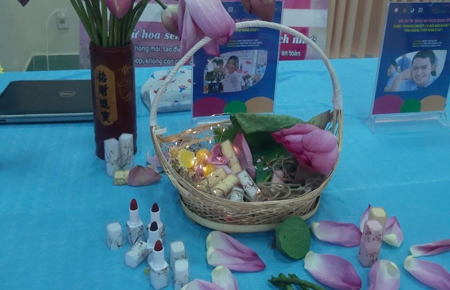 Son sen của Hiền được đánh giá tiềm năng bởi nâng cao giá trị cây sen so với bán sản phẩm thô. Ảnh: Duy Tân